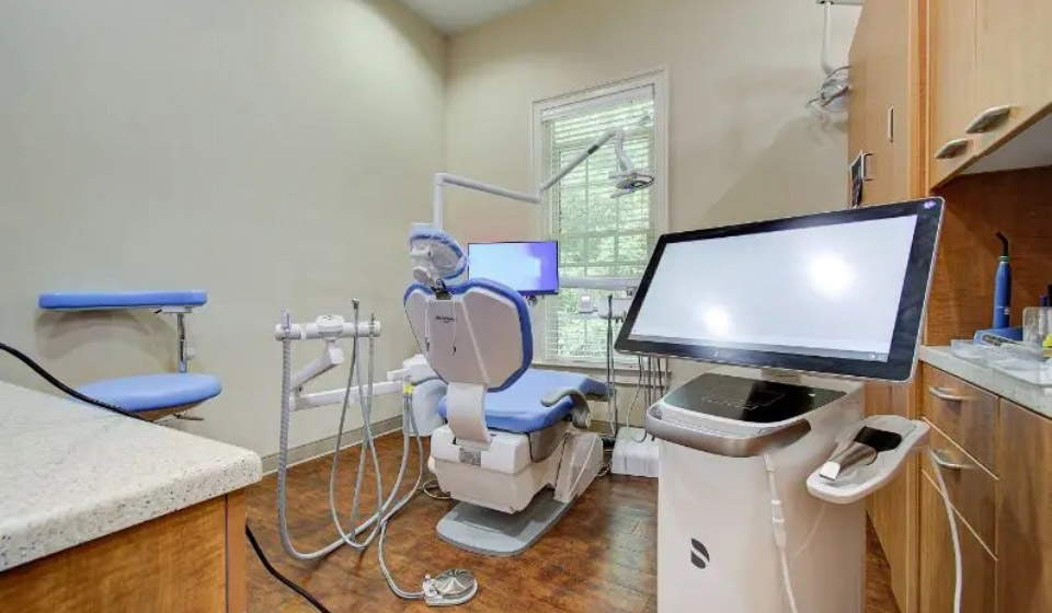 one of the dental exam rooms at Dental Images of Gwinnett in Lawrenceville, GA
